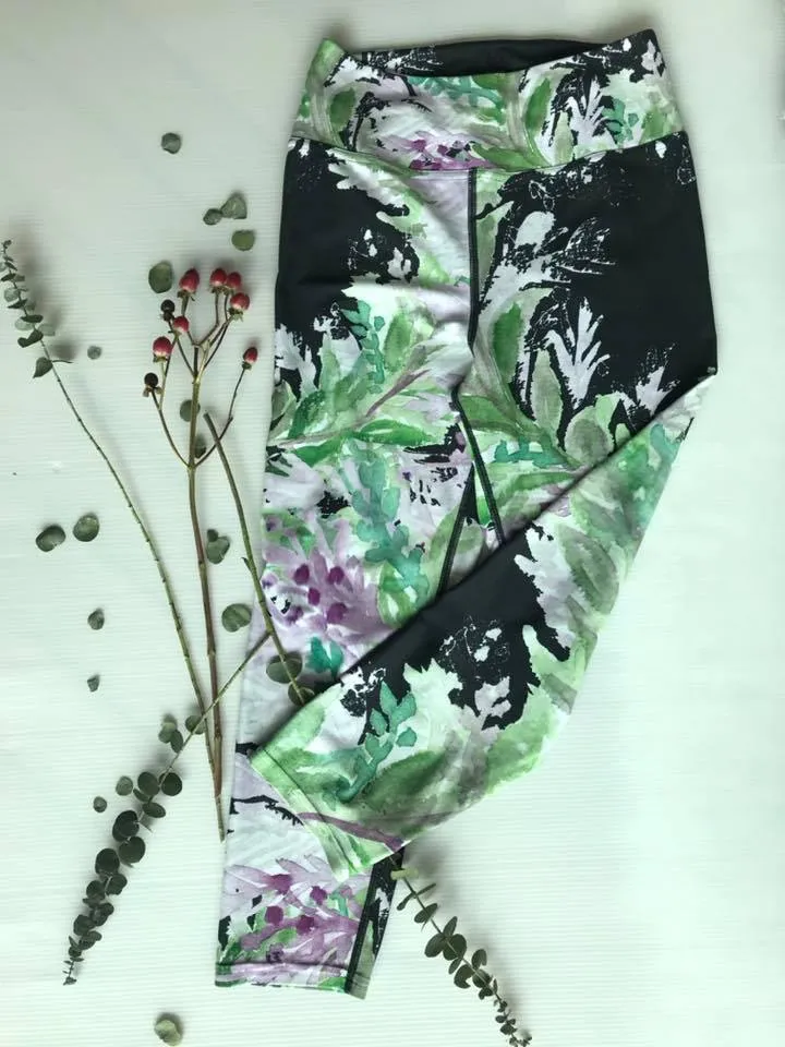 Lavender Floral Capri Leggings, Purple French Floral Yoga Capris Tights-Made in USA/EU